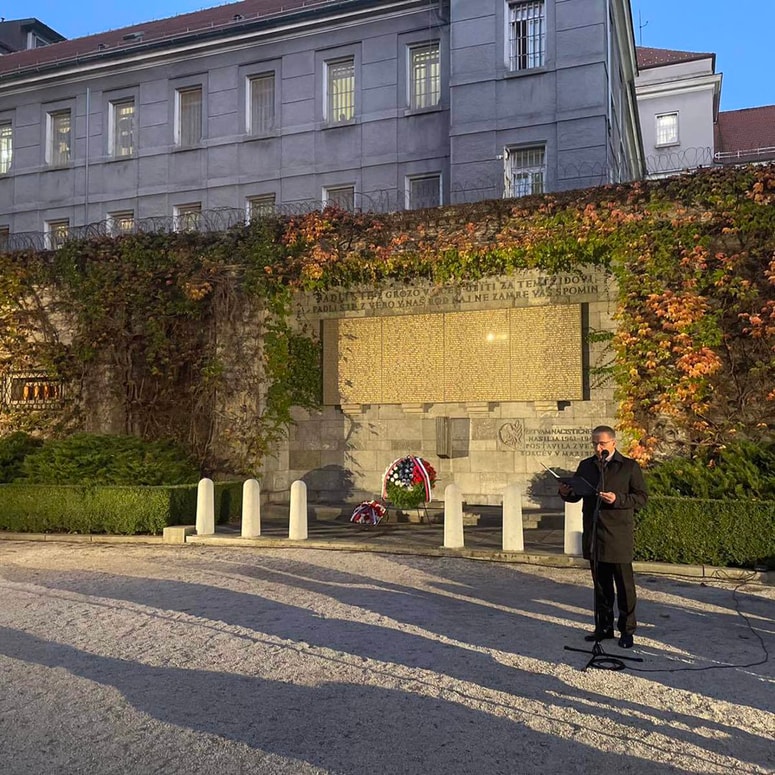 Ob spomeniku talcem na Ulici talcev