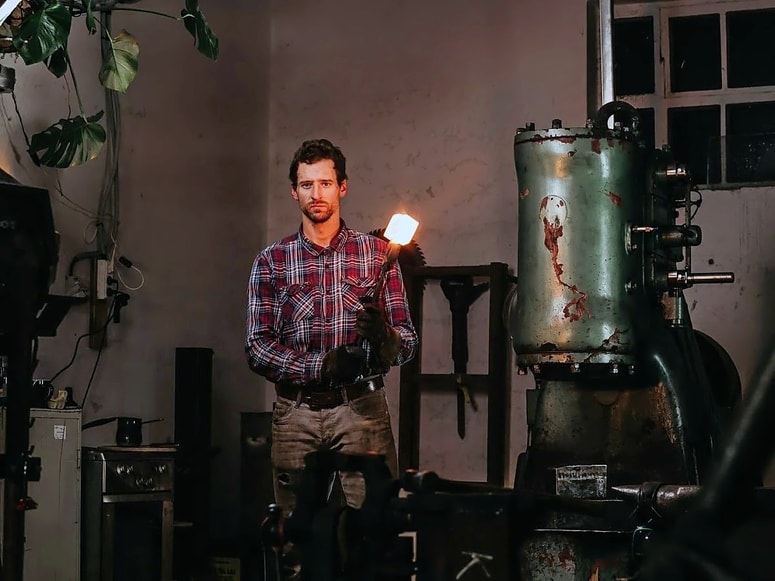 Timotej Kruška: "Prišel sem do točke, ko sem pustil službo in začel delati samo nože, in to zato, da se bom lažje učil izdelovati meče. Neki mojster mi je rekel, naj najprej naredim tisoč nožev in šele potem prvi meč."
