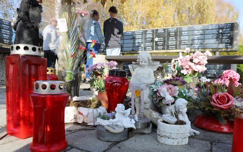 Medtem, ko so odpadne sveče eden največjih razlogov za podražitev grobnin, jih je mogoče kupiti v približno desetih kioskih in trgovinah na pokopališču, opozarja mestni svetnik igor Jurišič