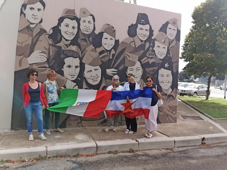 Na poti iz Altamure proti Gravini so ob cesti ogromne stenske poslikave, na katerih so upodobljeni prizori iz časa 2. svetovne vojne. "Naši vodiči so nam s takim ponosom pokazali te morale ... In zanimivo, nobenih čačk, nobenih grafitov, s katerimi bi vandali uničili ta umetniška dela ... Je bilo prav čutiti spoštovanje do tega obdobja zgodovine," je navdušen Franko Pleško.
 