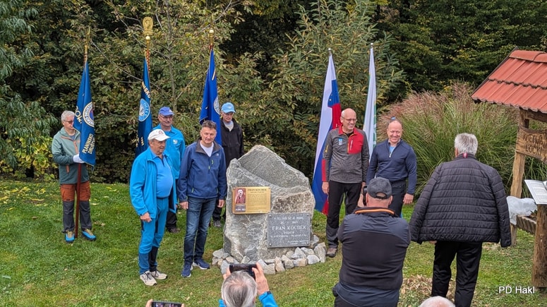 Obnovljeno spominsko znamenje pri Kocbekovi rojstni hiši v Ločkem Vrhu
