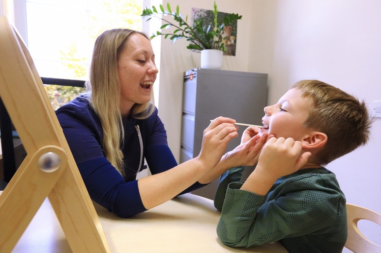 Logopedinja Tamara Benko poudarja, da je predšolsko obdobje ključno za razvoj govora in jezika. 