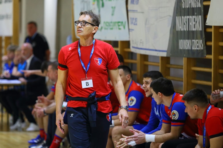 "Mi planiramo, zgoraj pa se smejijo", pravi Smajlagić. Zato meni, da je "najboljše razmišljati pozitivno in živeti od danes do jutri". 