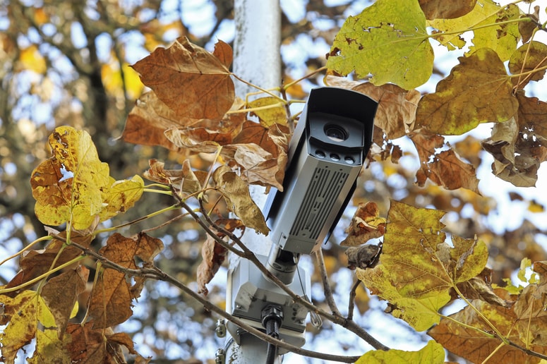 Po opozorilu predstavnikov lokalnih skupnosti bi občine potrebovale jasnejša pojasnila glede dopustnosti pri izvajanju videonadzora na javnih površinah.