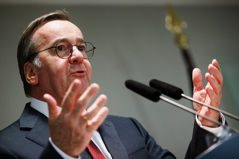 "Če bi jutri nastopilo obrambno stanje, ne bi vedeli, koga bi lahko vpoklicali, ker ni popolne baze podatkov," pravi minister Boris Pistorius. 