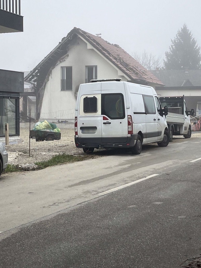 Požgana novogradnja v Brežicah, ki je v lasti zaposlenega v pravosodju. 