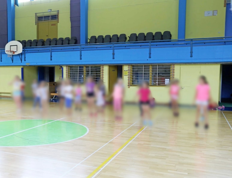 Marca 2022 je v ajdovski šoli po razkritju dogajanja v garderobi završalo. Z osumljenim učiteljem so prekinili delovno razmerje. Sodba, s katero so ga na novogoriškem sodišču obsodili na pogojno kazen, je nedavno postala pravnomočna 