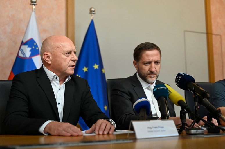 Dokumenta so parafirali ministra za finance in za javno upravo Klemen Boštjančič in Franc Props (na fotografiji) ter vodji pogajalskih skupin sindikalne strani Branimir Štrukelj in Jakob Počivavšek.