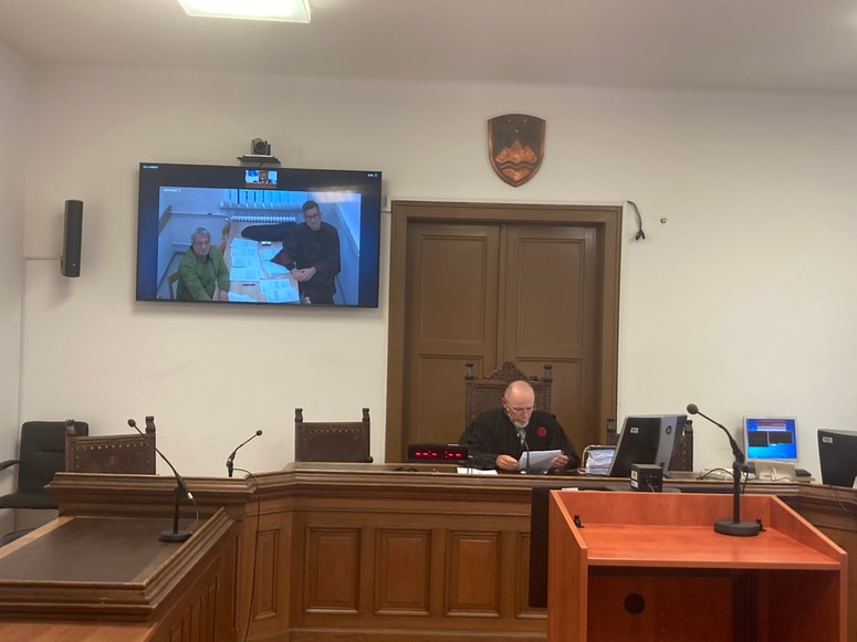 Predobravnavni narok za Mladena Bilića, obtoženega zlorabe prostitucije, je potekal prek videokonference. 