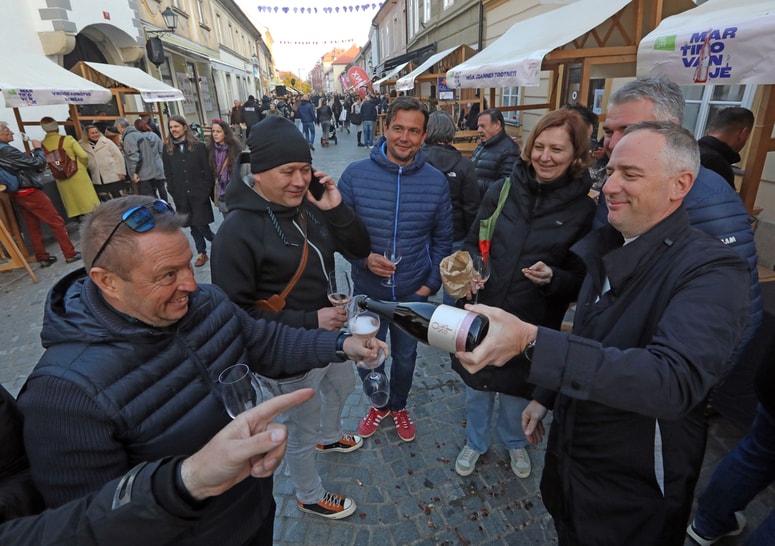 Martinovanju na Koroški cesti se pridružujeta še zabavni program in vinsko-kulinarična ponudba na Grajskem trgu.