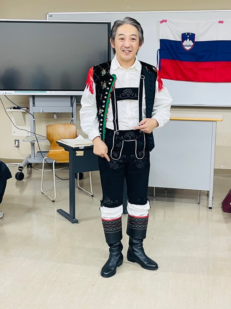 Japonec Anzaj Hadžime, harmonikar Anže, je že obiskal Slovenijo in si ogledal Avsenikov muzej. 

 