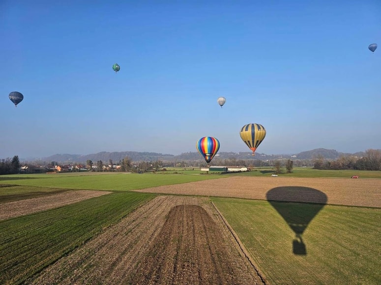 Ker je bil veter v Majšperku neugoden, so baloni poleteli nad Ptuj. 