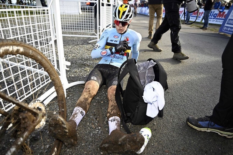 Incident se ni zgodil medtem, ko je bil Dekien na kolesu, pač pa je bil potnik v avtomobilu.