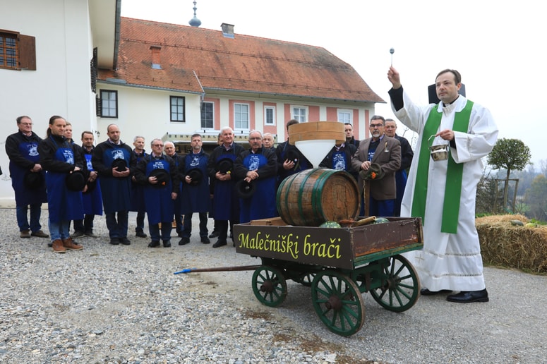Župnijski upravitelj dr. Sebastijan Valentan je poskrbel za blagoslov mladega vina. 