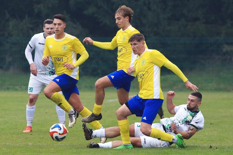 Nogometaši Hajdine (v rumenem) niso uspeli premagati Krčanov. 