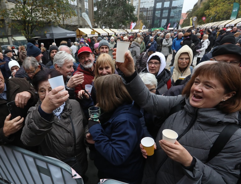 Trg Leona Štuklja je nabito poln.