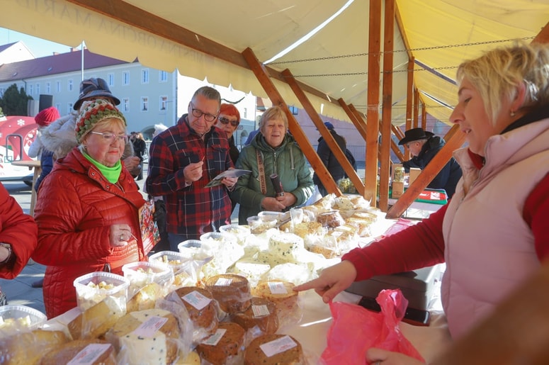 Na stojnicah so se lani predstavile družinske kmetije iz Varaždinske županije s široko paleto domačih izdelkov – od sira do medenjakov.