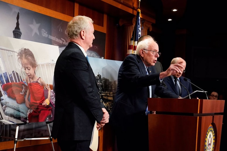 Bernie Sanders (v sredini)