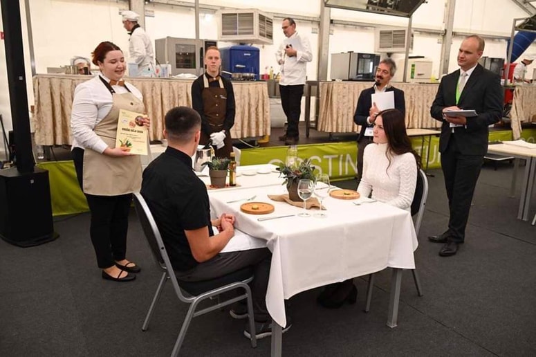 V strežbi in turizmu sta se dokazala Nace Rek in Nika Jurač, gosta za mizo pa sta bila Ožbej Smrečnik in Maja Pošek.