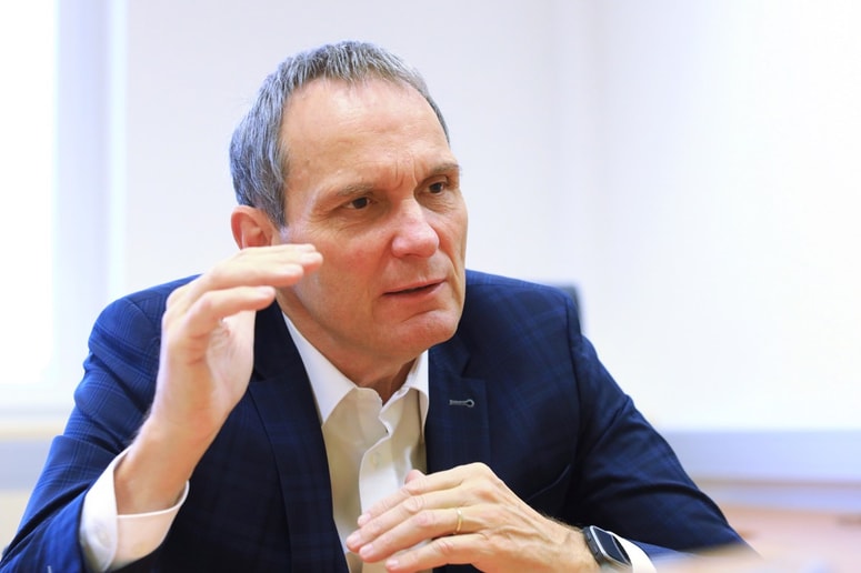 Glavna fotografija članka:Marijan Papež dobil soglasje vlade, da še šesti zaporedni mandat vodi Zpiz