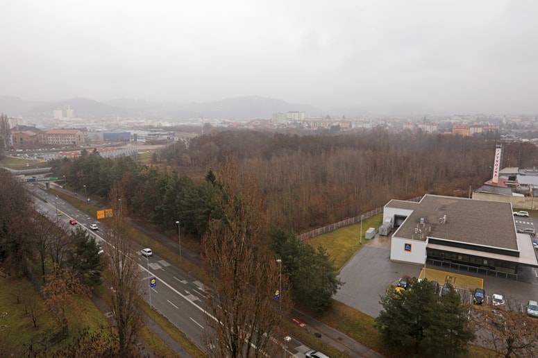 Zemljišče, veliko 2800 kvadratnih metrov, je univerza odkupila od Hoferja, ki ima tam trgovino. 