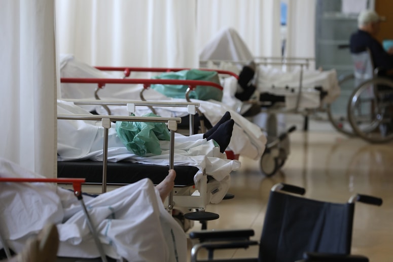 Večjo varnost bi po oceni ministrstva imeli zdravstveni delavci, ker jim bo zagotovljena anonimnost, in pacienti, ker bodo dobili vse podatke o tem, kaj se je zgodilo.