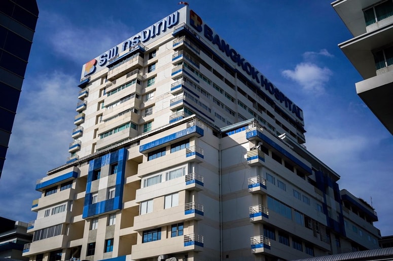 Bolnišnica v Bangkoku, kamor so odpeljali enega izmed najstnikov, ki se je v Laosu zastrupil z metanolom.