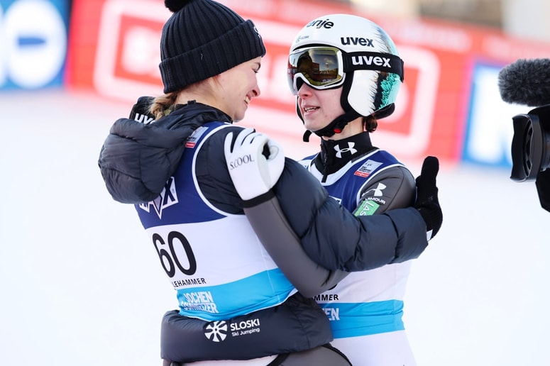 Niki se veselita dvojne zmage. 