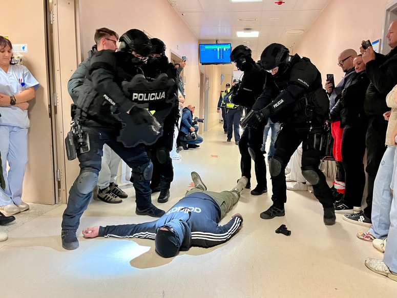 Glavna fotografija članka:(FOTO) V celjski bolnišnici prikazali ukrepanje v primeru izjemne varnostne situacije