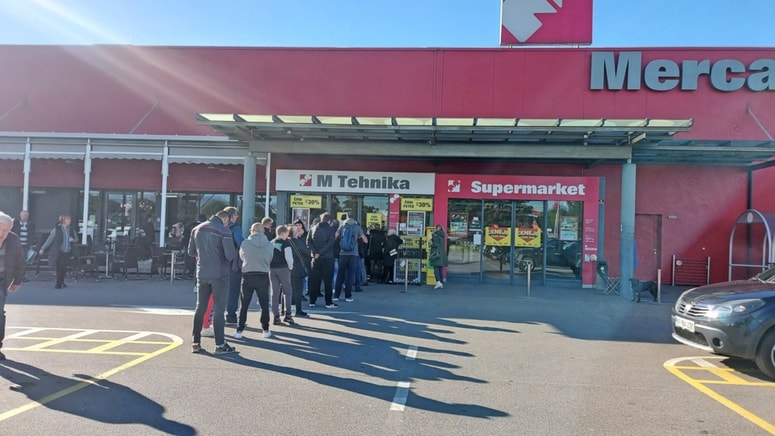 Vrsta pred Mercator Tehniko v Kopru