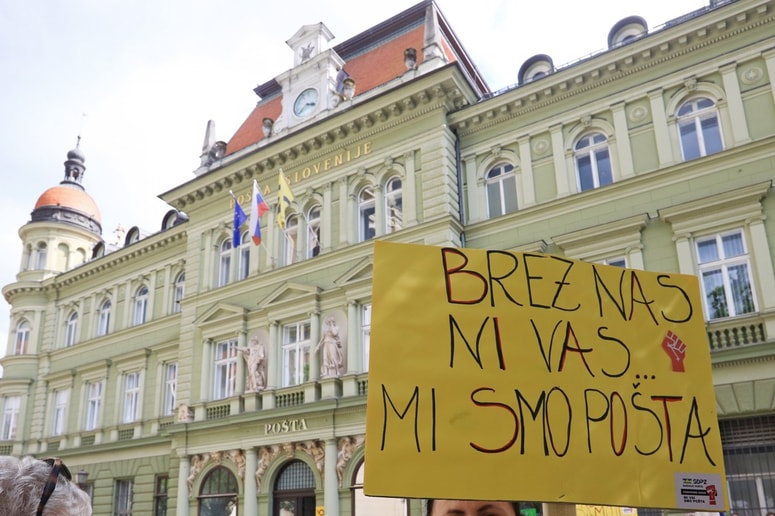 Okoli 6000 zaposlenih v Pošti Slovenije od vodstva, nadzornikov in lastnikov zahteva odgovore, zakaj letos ne bodo prejeli božičnic.