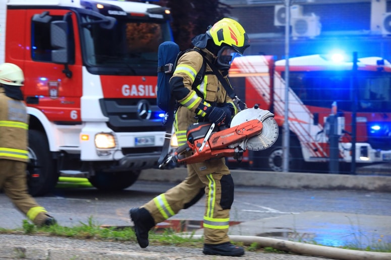 Gasilci so požar v stanovanju pogasil in omejili, da se ni širil naprej. 

