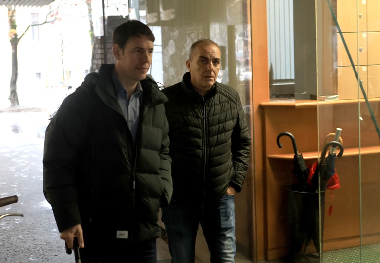 Dolgoletni vodja koprskih kriminalistov Dean Jurič in njegov odvetnik Jure Leban pred Delovnim in socialnim sodiščem v Ljubljani. 