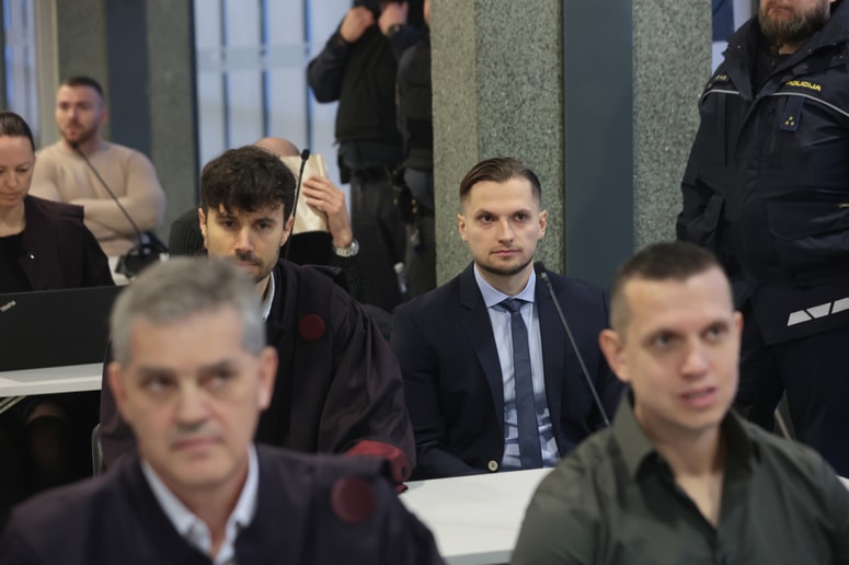 Klemen Kadivec, domnevni vodja slovenske celice Kavaškega klana, z odvetnikom Brankom Gvozdičem na sodišču v primeru umora Danijela Božića. Za njim sedi njegov brat Blaž Kadivec, poleg njega odvetnik Miha Šošić. Tožilstvo je za oba brata Kadivec predlagalo po 30 let zapora. 