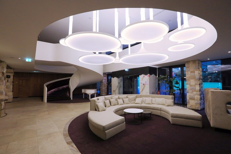 Podjetje Artana v nemški lasti je prevzelo tudi vseh 55 zaposlenih v hotelu. 