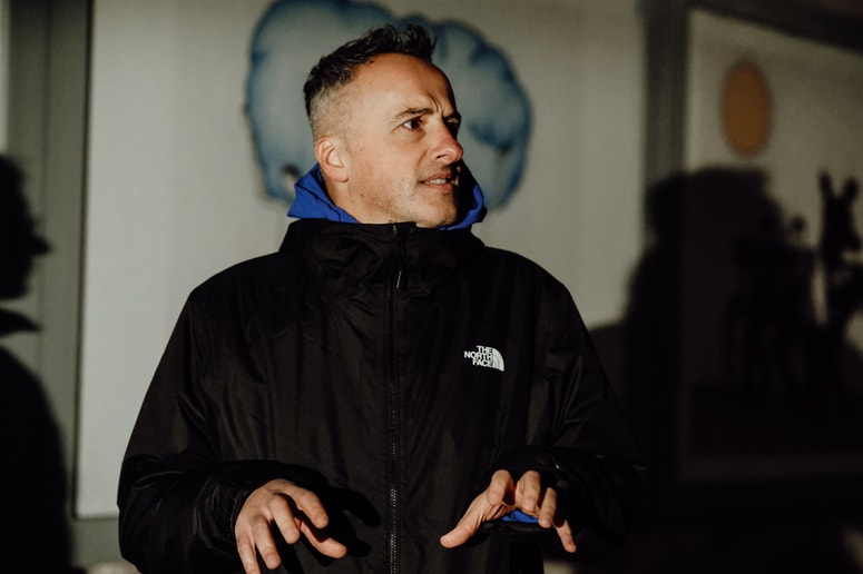 "Ne le šivanje, vezenje, pletenje, že samo risanje je zelo terapevtsko. Osredotočen si na to, kar delaš, in pozabiš na svojo zunanjo eksistenco. Zaradi ponavljajočih gibov so možgani v mirnem stanju, kot da bi meditiral. Raven stresa se zniža," pripoveduje umetnik s Kosova Jakup Ferri.