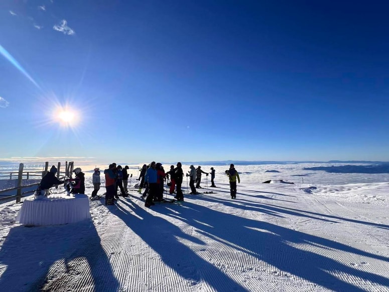 Pravljica na Zvohu, so ob otvoritvi smučarske sezone zapisali na facebook strani Krvavec. 