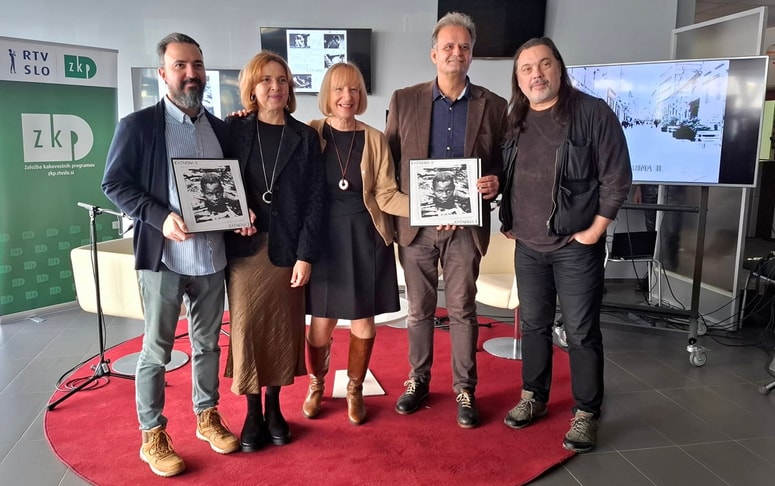 Predstavniki Zadužbine Milana Mladenovića in ZKP RTV Slovenija s ponatisom plošče Katarina II., z leve Nikola Jovanović, Maja Maričić, Mojca Menart, Nenad Milovanović in Ivan Fece 