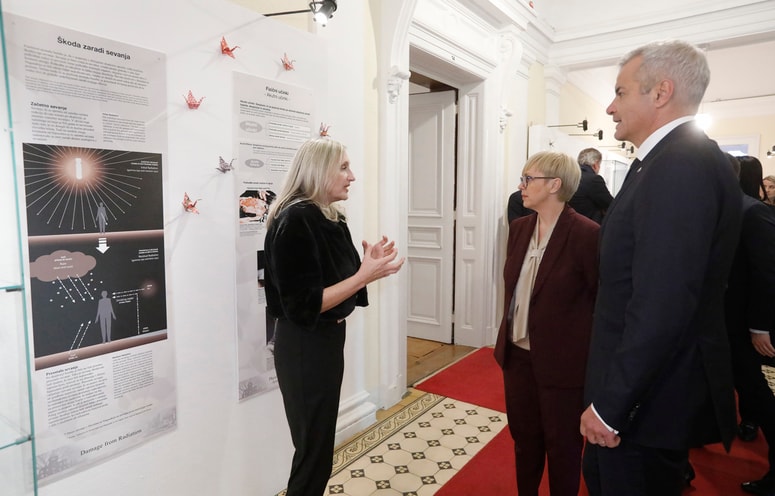 Direktorica Muzeja narodne osvoboditve Maribor Simona Tripkovič je po razstavi popeljala predsednico države Natašo Pirc Musar in župana Maribora Sašo Arsenoviča.