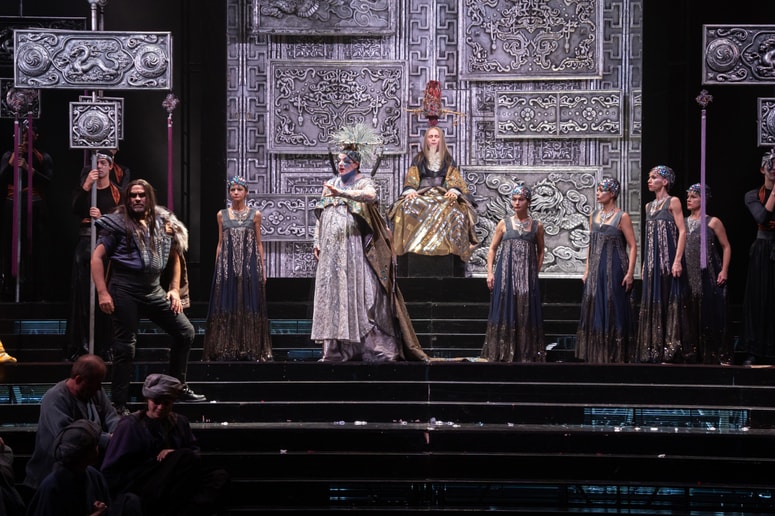 Scensko in kostumsko razkošna oživitev starodavne Kitajske (Max Jota, Rebeka Lokar, Danilo Kostevšek) 