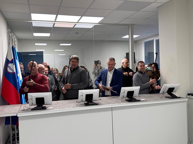 Ob odprtju strelišča je svoje veščine rokovanja z zračno puško preizkusil tudi župan Tilen Klugler.  