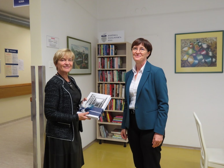 Direktorica ptujske bolnišnice Anica Užmah (levo) in Milena Doberšek, direktorica ptujske knjižnice
