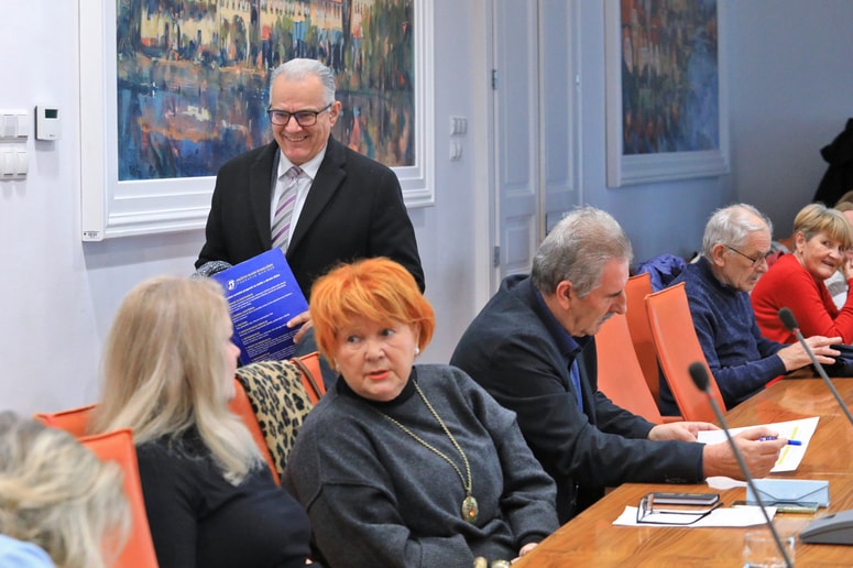 Predsednik sveta invalidov MOM Milan Kotnik pred začetkom slavnostne seje 