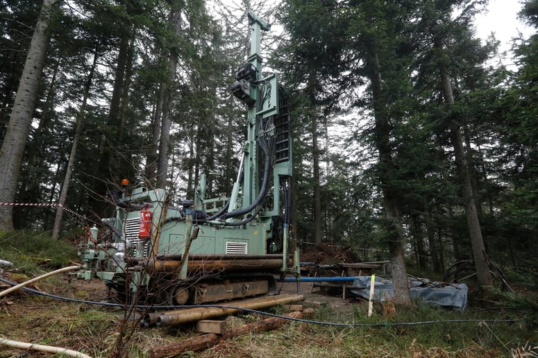28 različnih vrtin, globokih med 30 in 140 metri, s cevmi premera 10 centimetrov, bodo izvrtali na območju Zgornjega Boča in Kolarjevega vrha. 