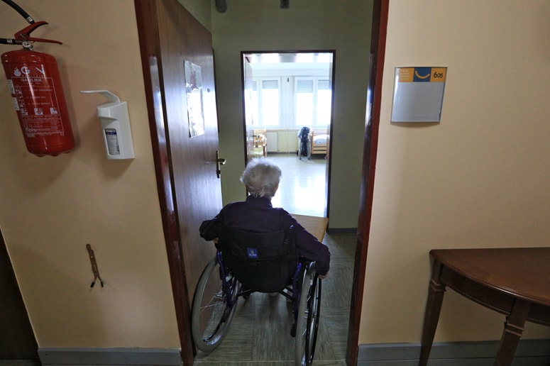 Starejše ženske utrpijo vsakovrstno nasilje. Doma in v institucijah. 