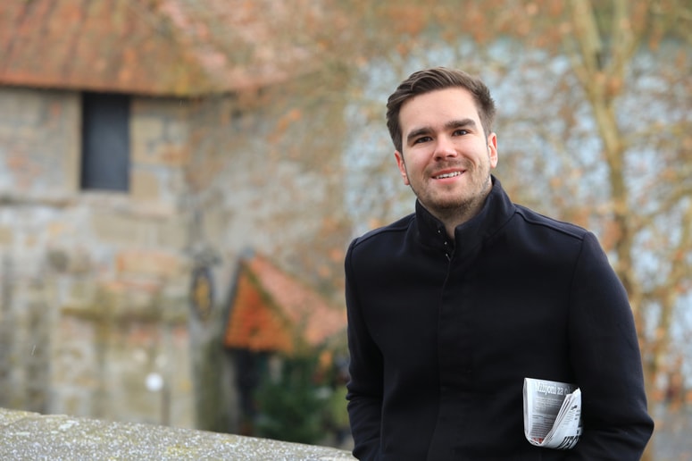 Jon Knez za nasvete, predloge in mnenja spoštljivo prosi izkušenejše kolege, s pridobljenim znanjem pa opazno napreduje. 