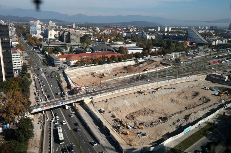 Ljubljanski kolodvor je že nekaj mesecev gradbišče in še bo.  