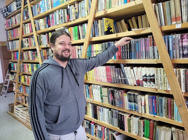 V primerjavi z drugimi bukvarnami je njihova prednost, da so vse knjige popisane, katalogizirane in jih zato enostavno najdeš, pravi Jože Praper. 