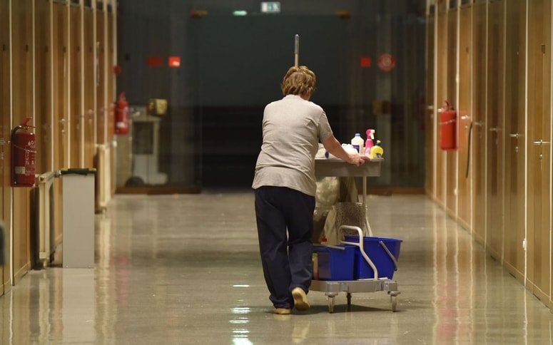 Osnovna bruto plača čistilk v UKC Maribor bo z novim letom znašala 921,16 evra, medtem ko zdaj znaša 695 evrov. 