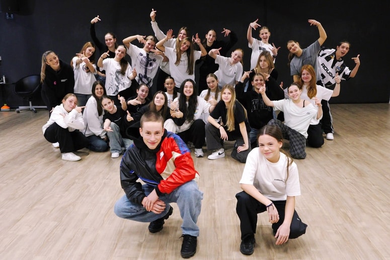 V ospredju zvezdi plesne šole Vibe, Ian Hotko in Vanessa Praunseis. V ozadju plesna skupina People. Skrajno levo trenerka Daša Lukić